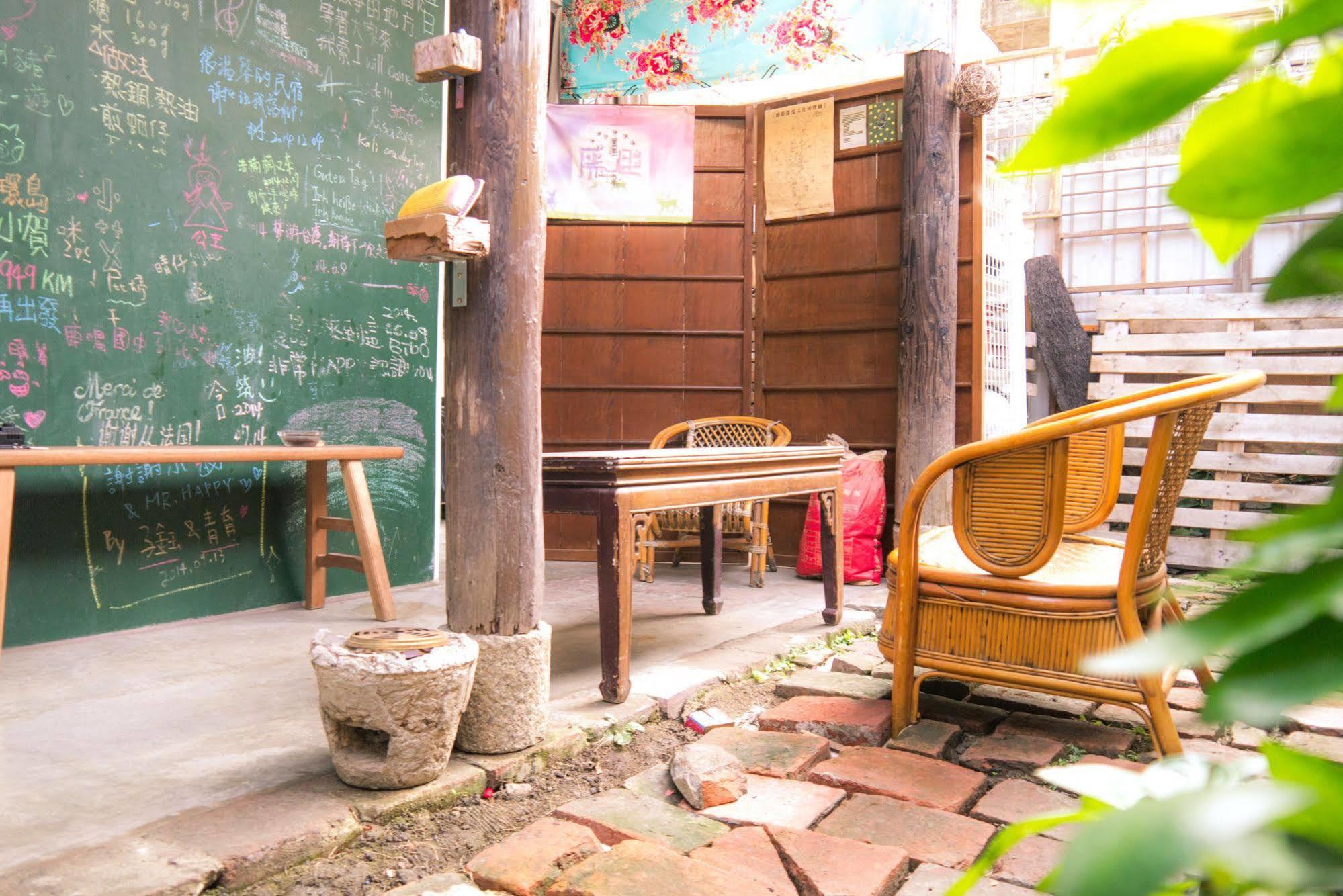 สมอลลี่ แบ๊คแพ๊คเกอร์ Hostel ลู่กั่ง ภายนอก รูปภาพ